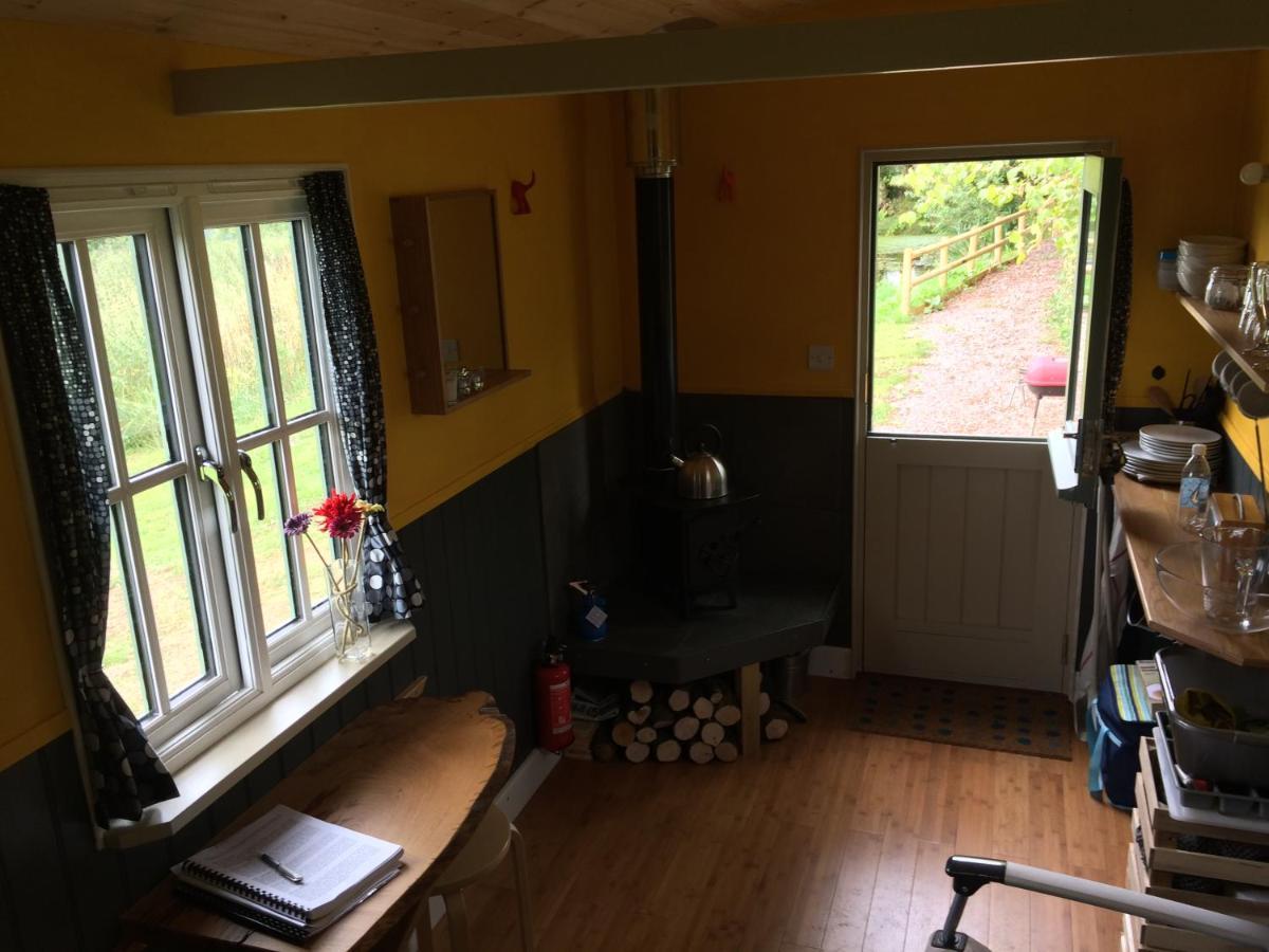 The Shepherds Hut At The Shippen, Tiphayes Honiton Extérieur photo